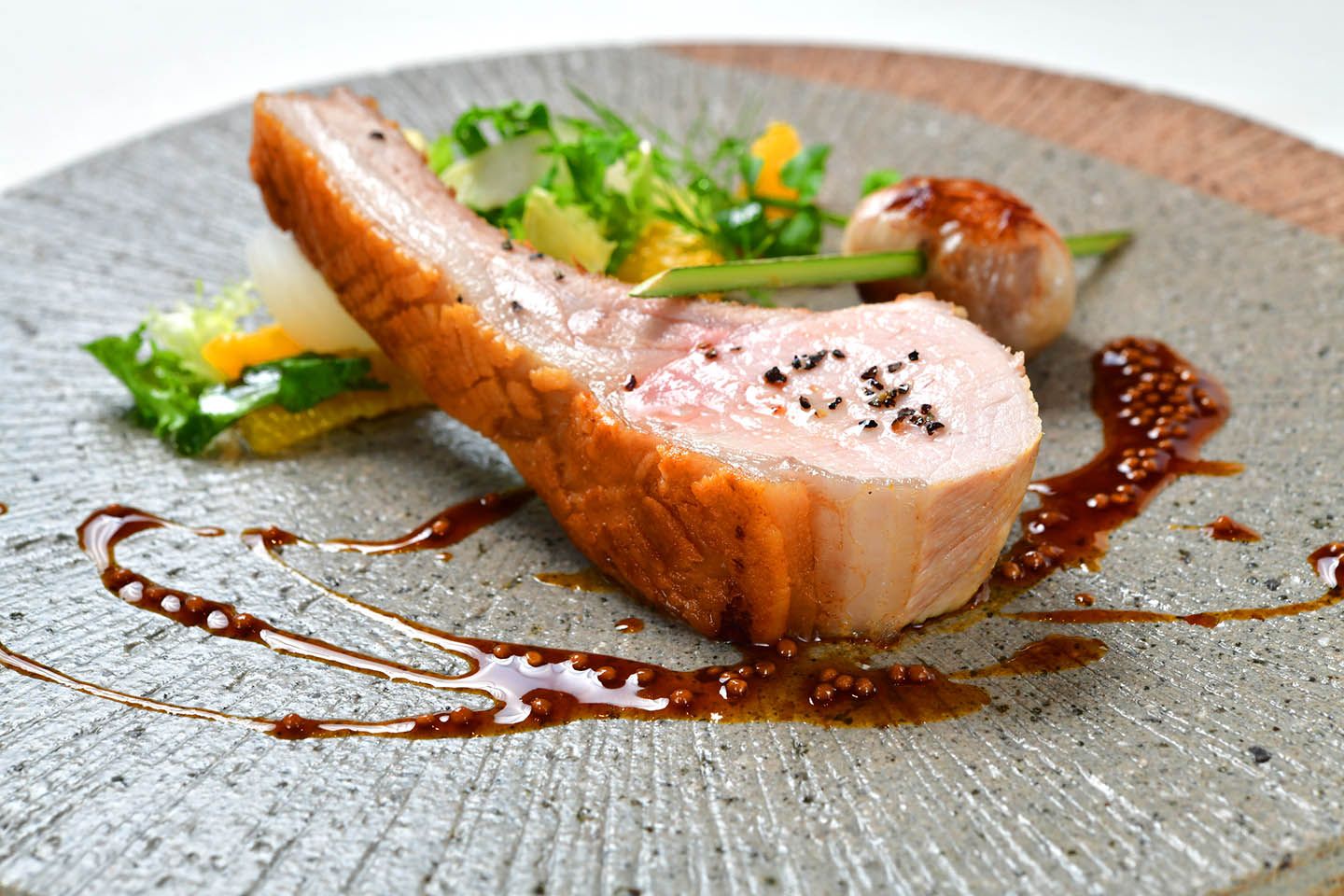 肉料理はその土地のものを。フランスの白い牛シャロレー牛、モンゴルの羊、エジプトの鳩、神戸牛、沖縄のアグー豚、秋田の比内鶏、琵琶湖の野生鴨、北海道の鹿肉、宮崎の尾崎牛など。肉汁の虜になる旅、オススメです!