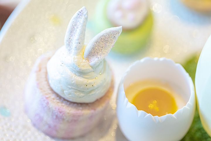 うさぎに見立てたいちごのロールケーキ、たまごに見立てたパンナコッタ (イメージ)
