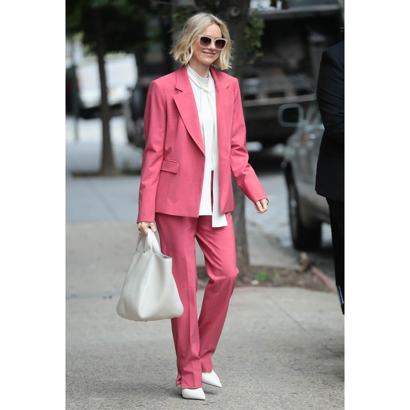 ピンクのパンツスーツにボウタイブラウスの、Naomi Watts(ナオミ・ワッツ)