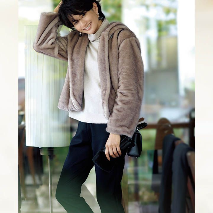 【13】白ニット×黒パンツ×ベージュブルゾン