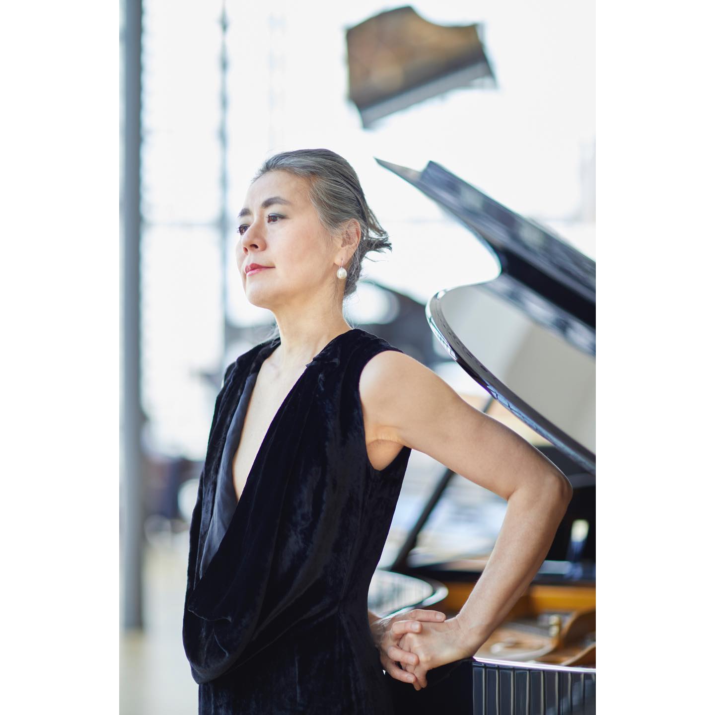 「メゾンエルメス フォーラム」の会場に立つ向井山朋子氏
PHOTO : Nacása & Partners Inc. / Courtesy of Fondation d’entreprise Hermès