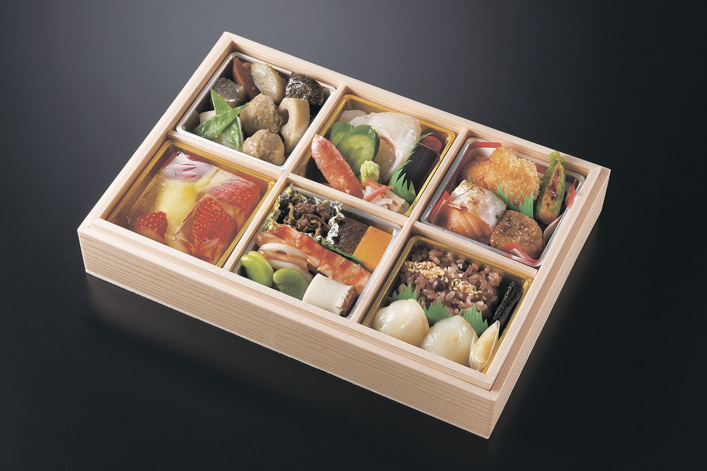 季節膳 ¥5,400(税込)※3日前午前中までの予約販売のみ。7月上旬から9月上旬、12月中旬から1月中旬は取扱い中止。