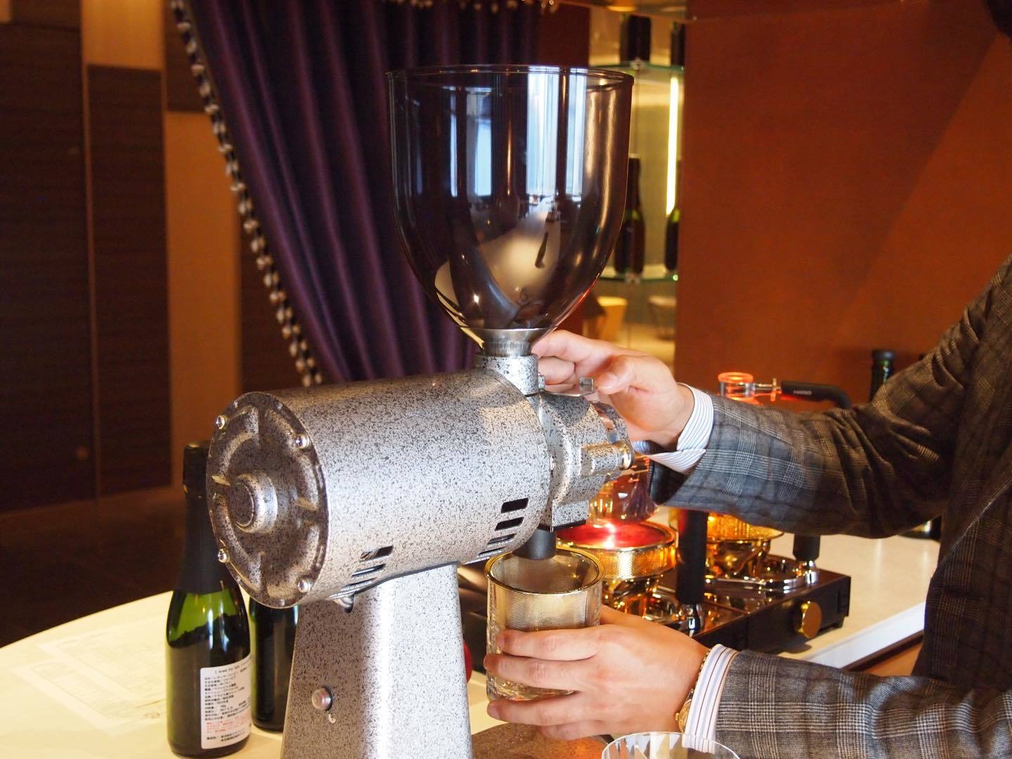 ミルで丁寧に挽かれていくコーヒー豆