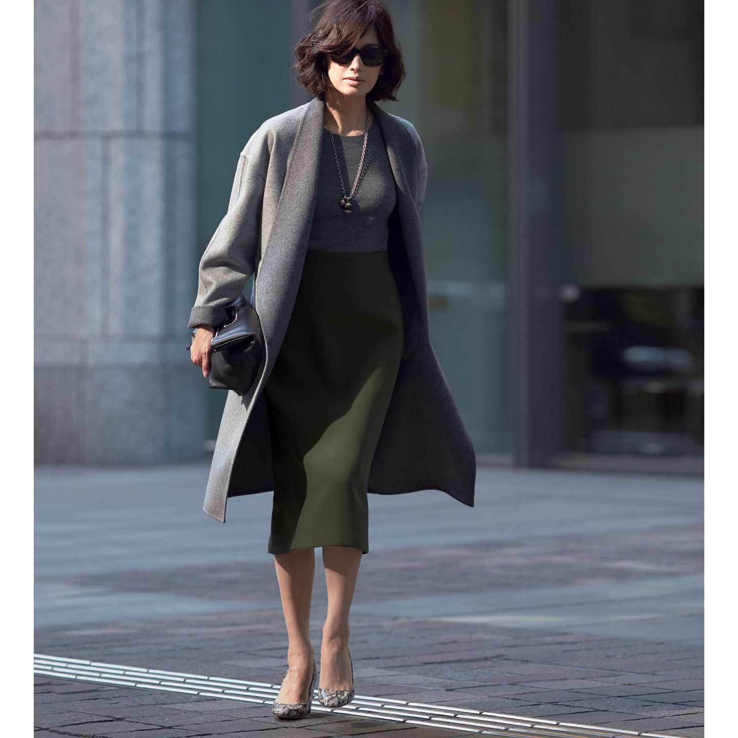 【3】ビッグシルエットのグレーコートで女らしく