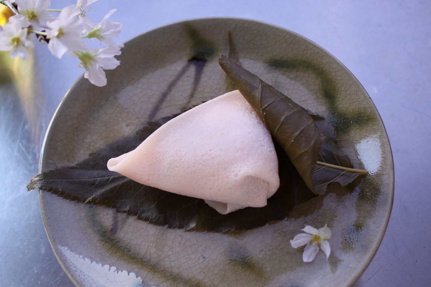 『秋色さくら餅』(税込¥230)は、見ているだけで癒されそうなかわいい形!