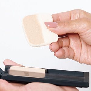 【パウダリータイプ】 ベッタリとつかないようにとる量はパフの半分以下。 粉体量が増しカバー力が高くなったぶん、パフの広範囲にとってしまうとベッタリと多くついてしまうので注意。
