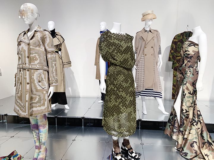 トレンチコートやカモフラージュ柄は、かつては軍服や労働着だったが、今ではのそのコード(用途)を失われ、おしゃれアイテムのひとつになっている