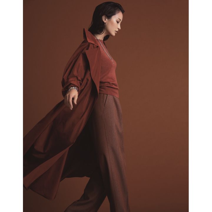コート・ニット・パンツ(マックスマーラ ジャパン〈マックスマーラ〉)、ピアス・ペンダント・ネックレス・バングル(ステディ スタディ〈トムウッド〉) 撮影/CHITO BY:『Precious11月号』小学館、2019年