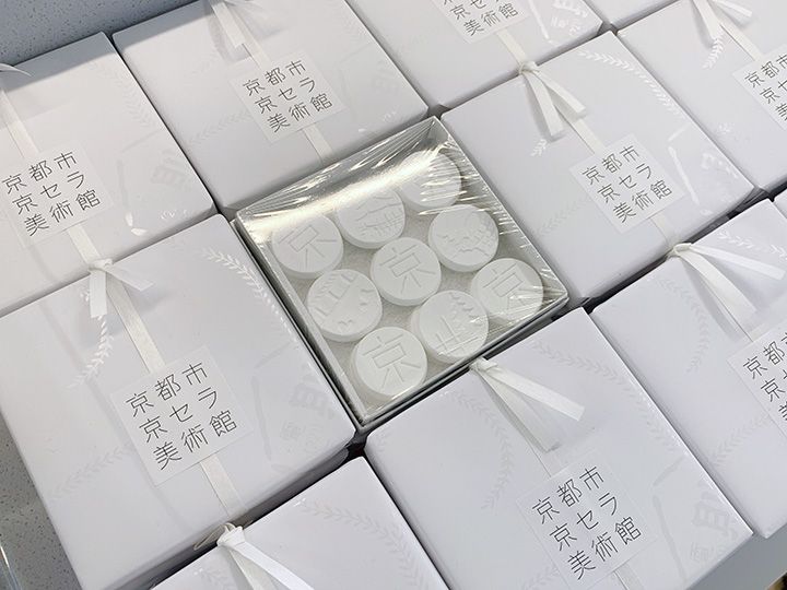京都・三条の御菓子司「亀屋則克」に「京」のロゴをあしらった干菓子を別注。¥1,500(税別)