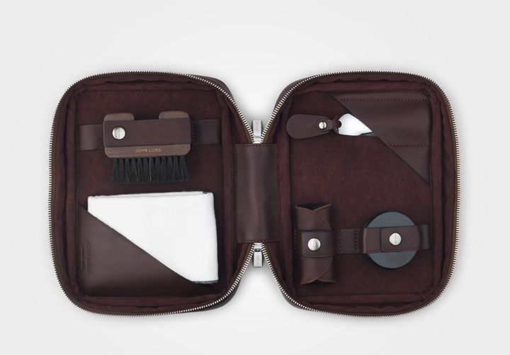 Travel Shoe Care Case(トラベルシューケアケース)¥140,400。小さなハードブラシやワックスが入っている、持ち運びに便利なシューケアセット。旅先でも革靴をピカピカに!