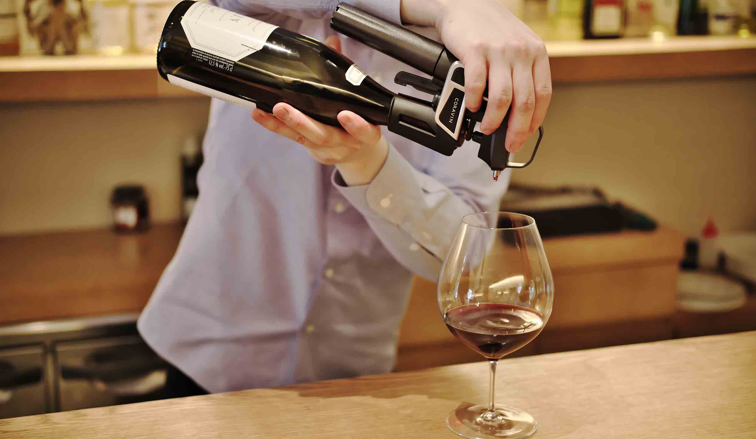 コルクを抜くことなく中のワインを注ぐことができるコラヴァンを使用。酸化が抑えられるだけでなく、キャップシールを剥がす必要がないため、開封後も見た目の良さを保てるのも特徴。美味しいグラス・ワインを楽しんでもらうためにと、加瀬さんが選んだとっておきのアイテムだ。