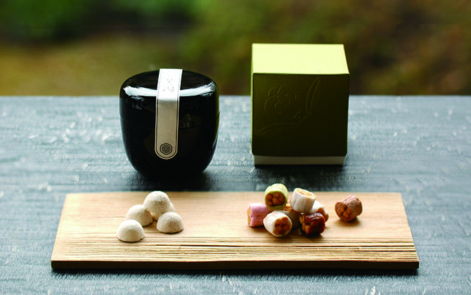 左から/落雁(らくがん)10個(特製棗入)¥1,404・奉天(ほうてん)50g(特製紙箱入)¥864(ともに税込)