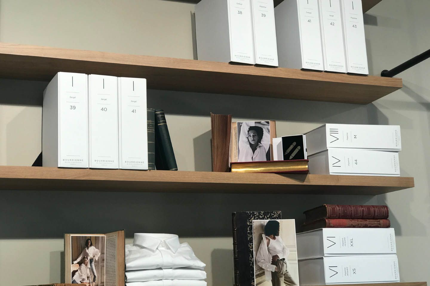 お買い上げのシャツは、モデルごとにナンバーが入れられたこの書籍のような白い箱に入れられる。