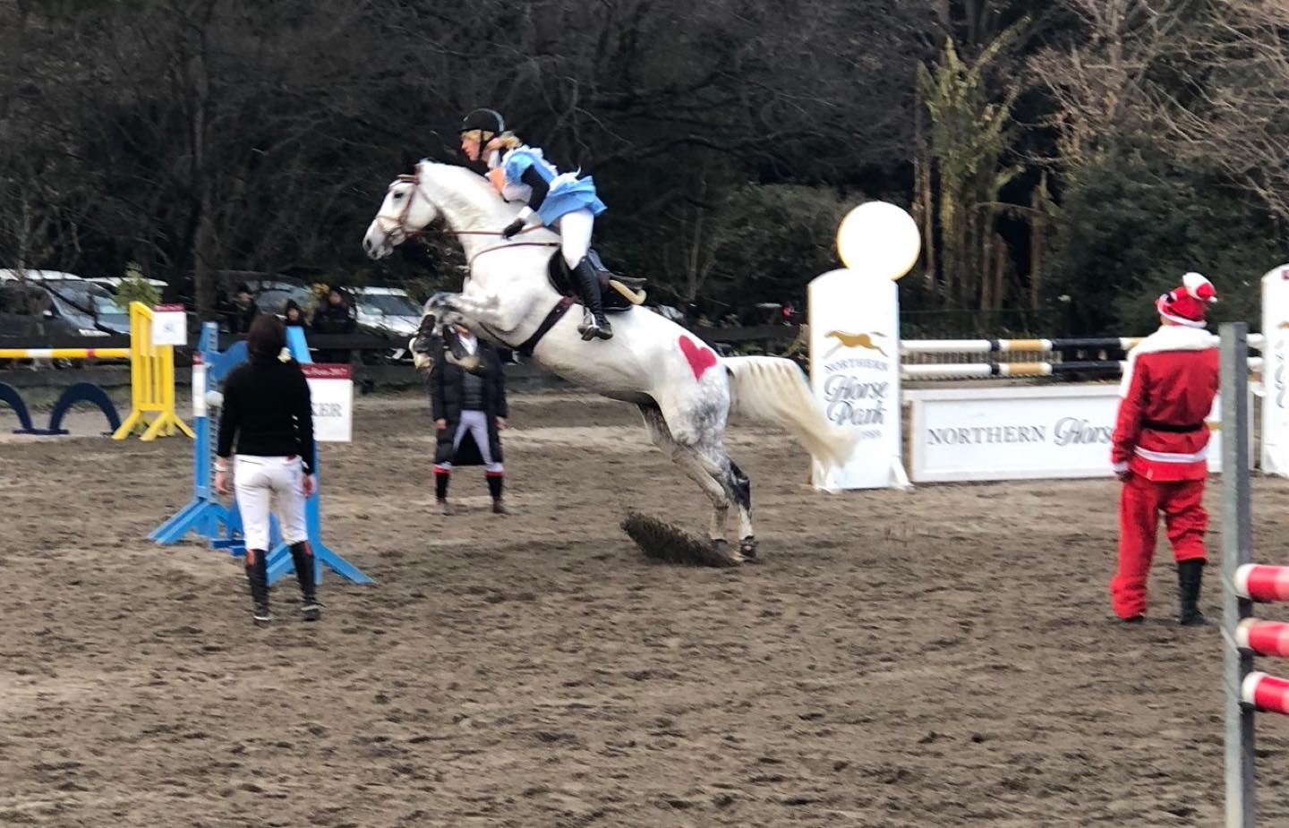 馬のヒップにはキュートなハートペイントも