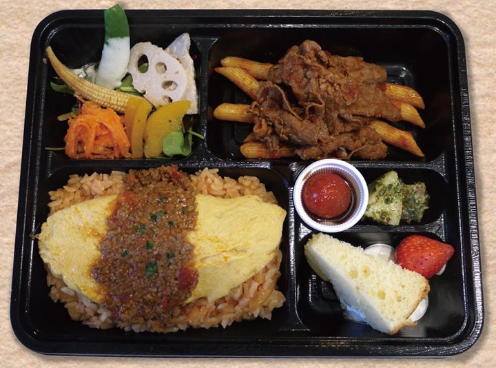 「マンマのオムライスBOX」¥1,389(ペットボトルのお茶付き)