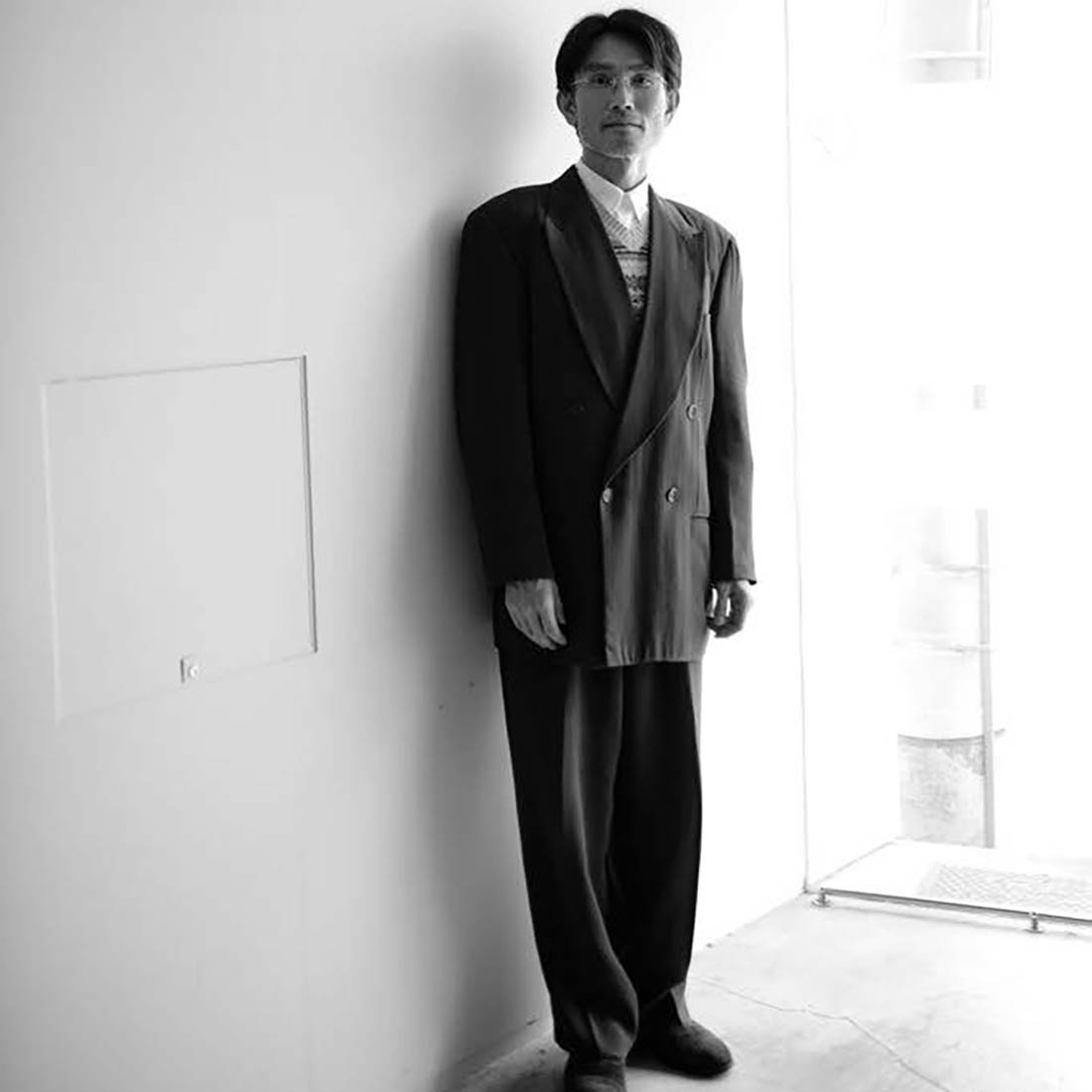 ジョルジオ アルマーニのスーツを着た木村則生さん。シルク・コットン・レーヨンの3 者混が同ブランドらしい。靴は1990年代に「バーニーズ ニューヨーク」で購入した旧エドワード グリーンのスエード。インナーにザ スタイリスト ジャパンのフェアアイル柄コットンニットを合わせるのが木村さん流。