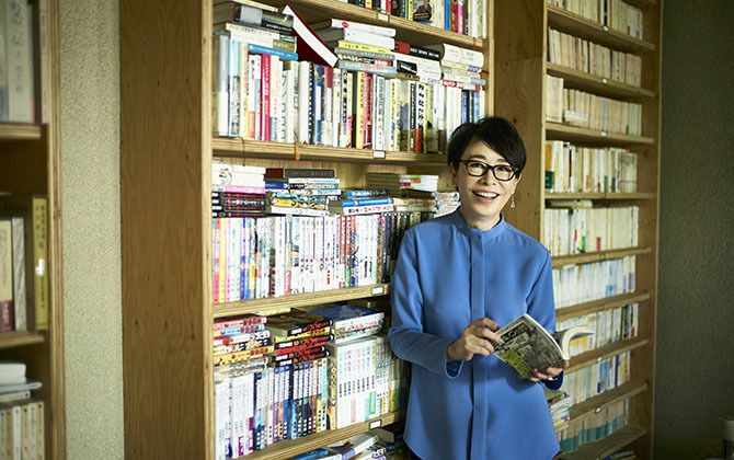書棚の前に立つ安藤優子さん