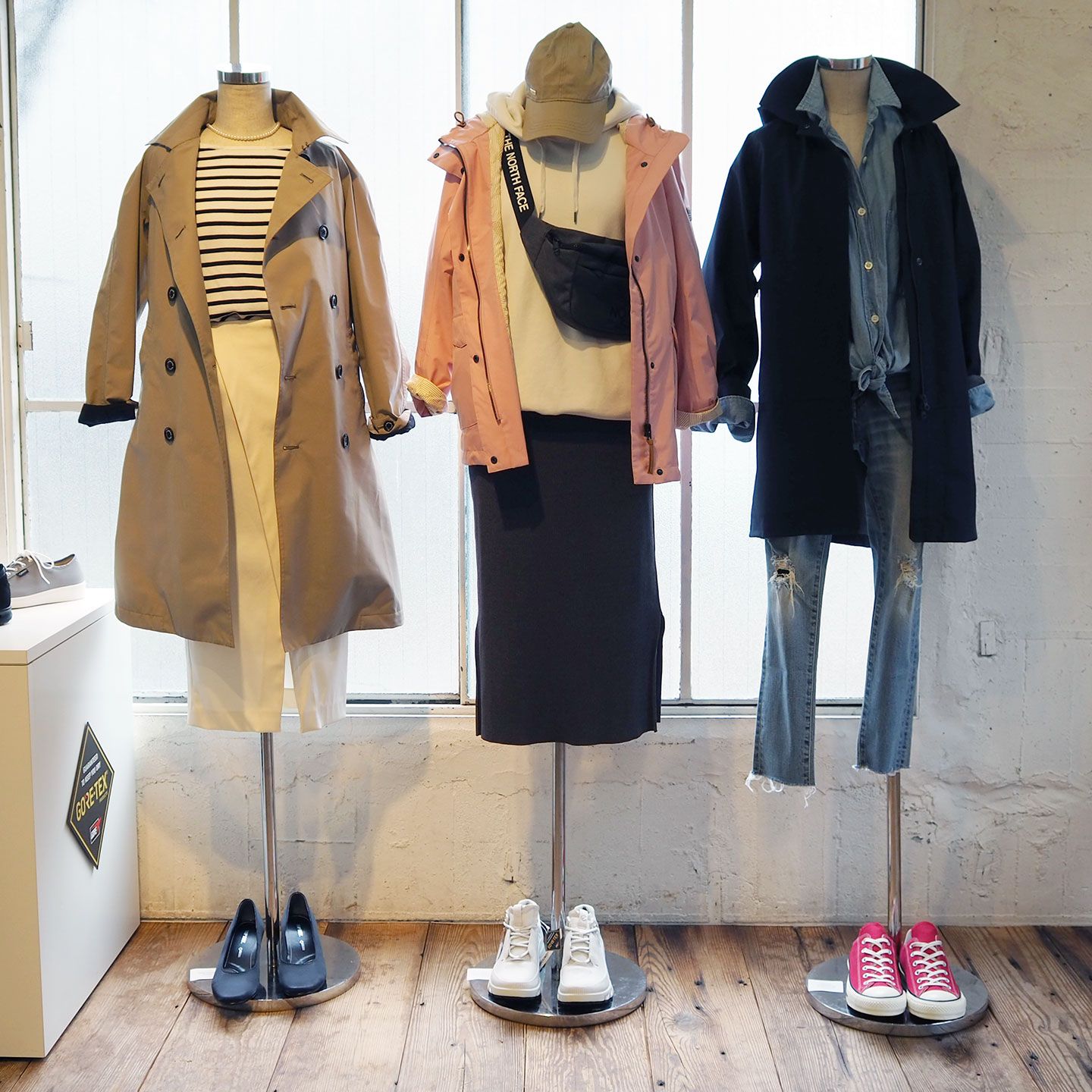左/ボールドトレンチコート¥42,000(ザ・ノース・フェイス) パンプス¥15,000(アサヒ トップ ドライ) 中/マウンテンパ0ーカ¥39,000(エーグル) スニーカー¥30,000(エコー) 右/フード付きコート¥38,000(フォックスファイヤー) スニーカー¥15,000(コンバース)
