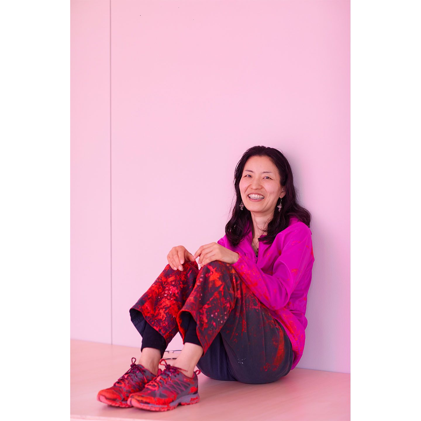 湊 茉莉さん。パンツやスニーカーの赤い塗料は、ファサードペインティングの際についたもの。館内で上映されている「Utsuwa」の制作風景も必見です。 PHOTO : Nacása & Partners Inc. / Courtesy of Fondation d’entreprise Hermès