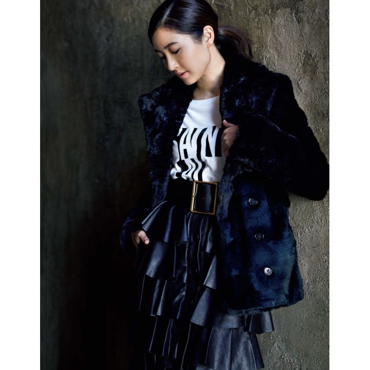 コート・Tシャツ・スカート・ベルト(サンローラン〈サンローラン バイ アンソニー・ヴァカレロ〉) 撮影/熊澤 透 BY:『Precious12月号』小学館、2019年