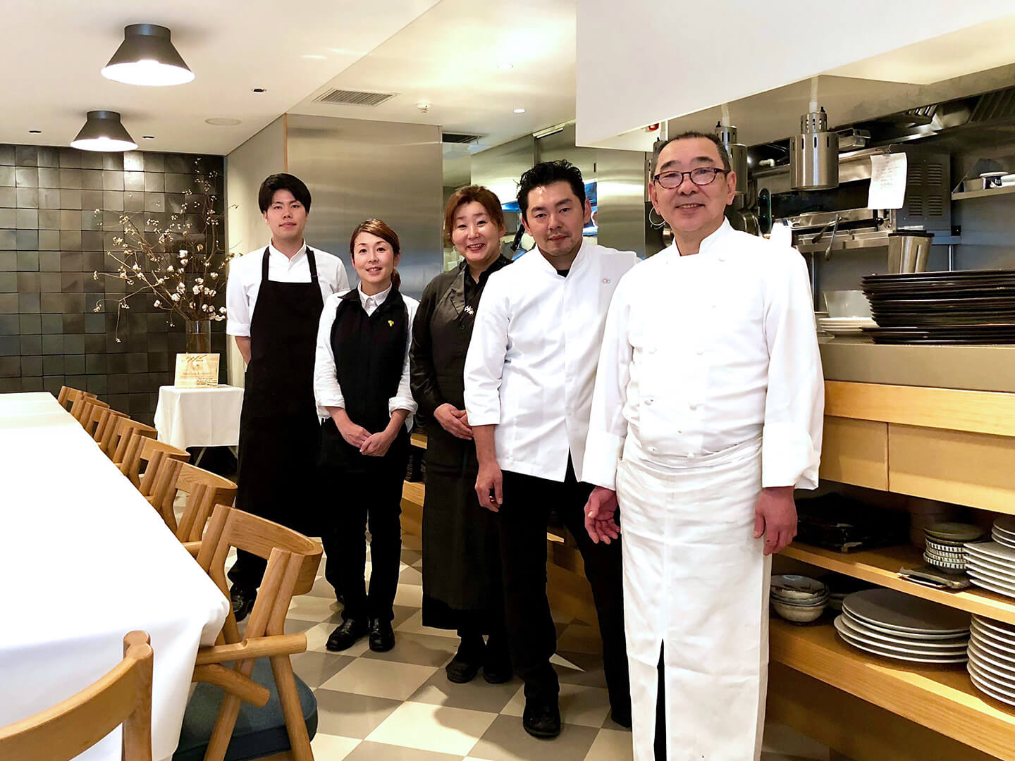 前山シェフ(右端)と心強いスタッフの皆さん