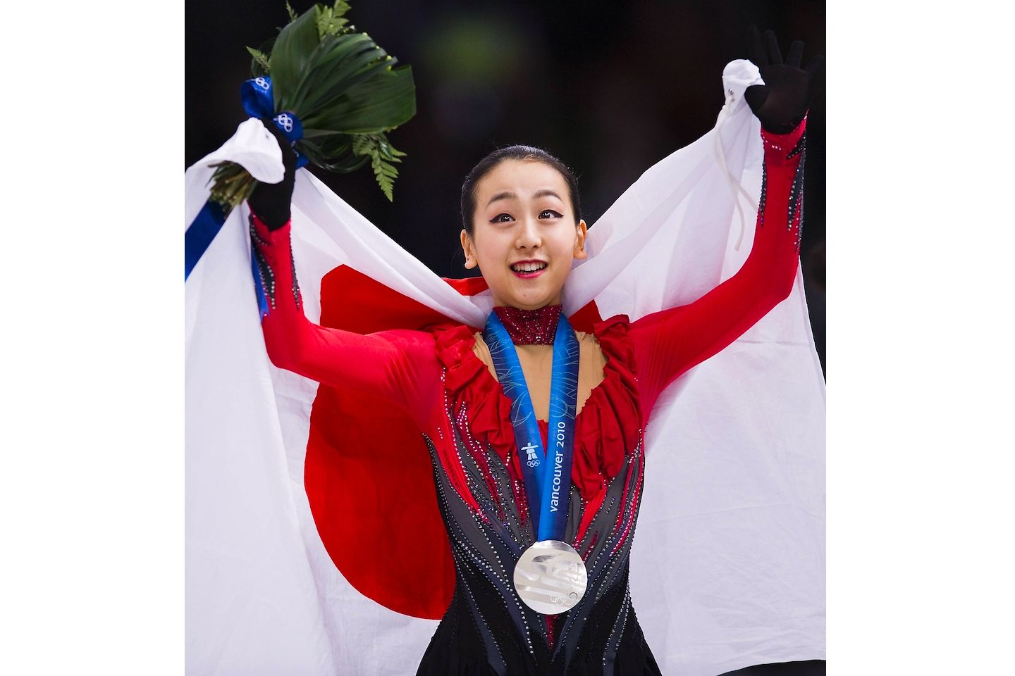 バンクーバー五輪で日の丸を掲げる浅田真央さん