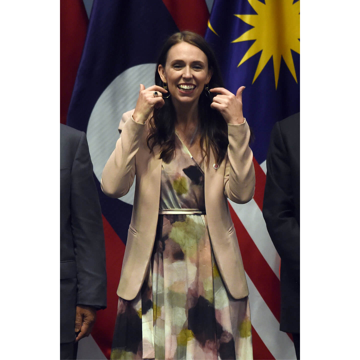 ワンピースにピンクのジャケットを羽織ったJacinda Ardern(ジャシンダ・アーダーン)首相