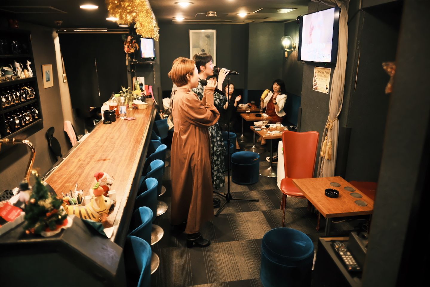 店の扉を開けると、今宵の美女がご友人と熱唱中