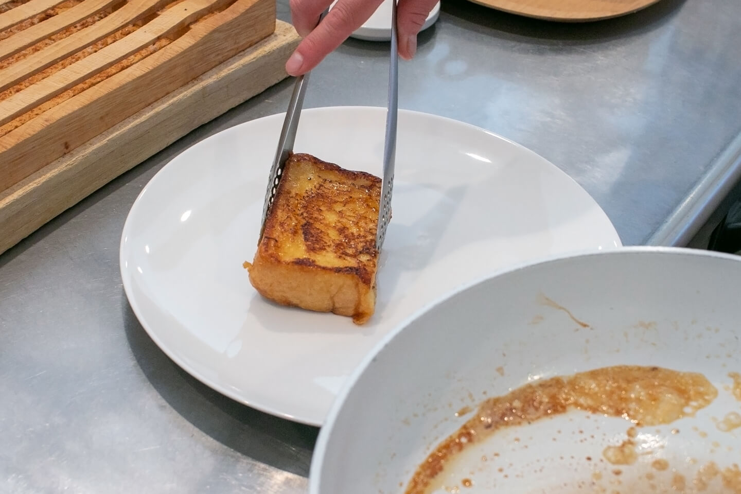 焼きあがったフレンチトーストをフライパンからお皿に盛り付けます