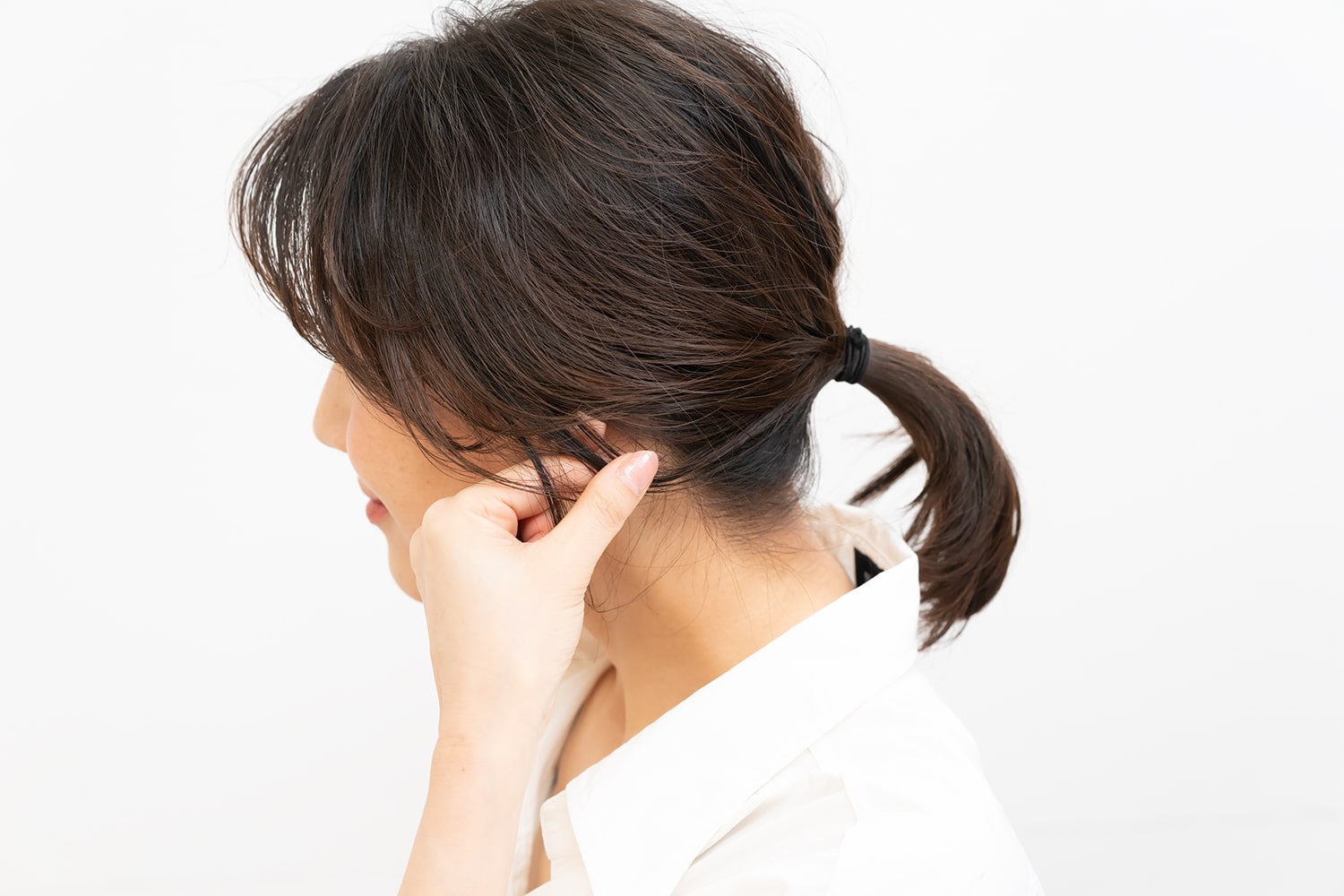 毛束をひとつまみして、ゆるっとなるように引き出す。