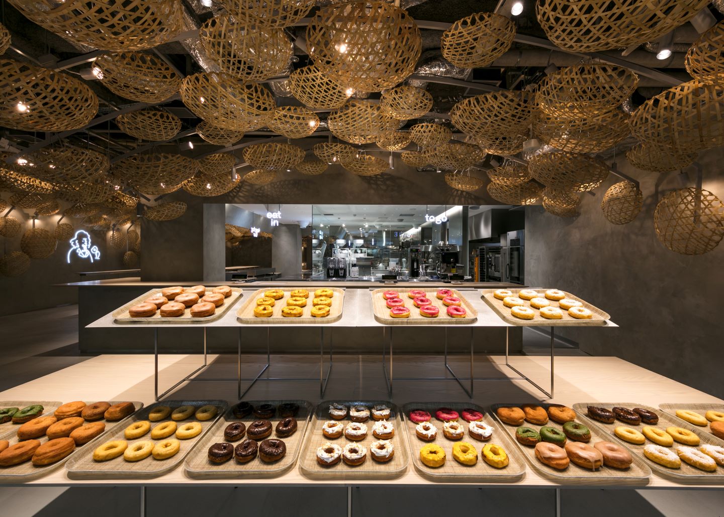 koe donuts kyotoの店内の画像 六ツ目編みの竹かごが天井からぶら下がっている。