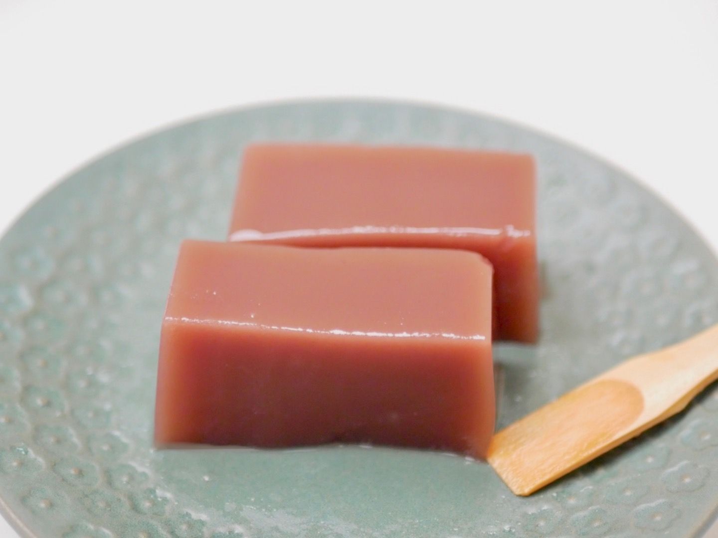 むらさきやの「水羊羹」を切り分けてお皿に並べた画像