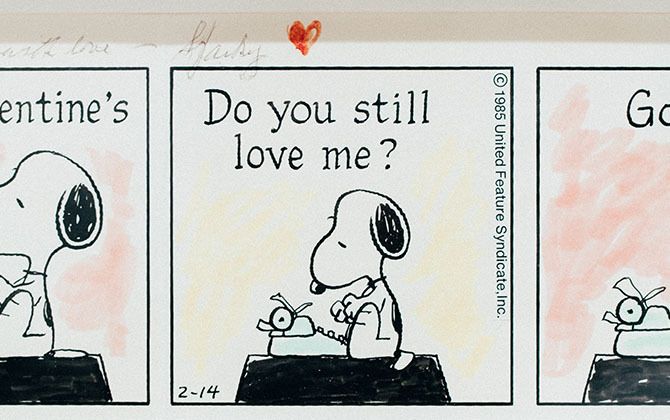 SNOOPY(スヌーピー)の原画。この欄外の手描きの♡は、奥さんへのバレンタインのメッセージ。ちょうど2月14日にプレゼントしたのだそう。『ピーナッツ』は1950年から、シュルツさんが亡くなる2000年2月12日の直前まで、半世紀にわたり連載が続きました。原画をよく見ると、背景に手描きで黄色、緑、ピンクが塗られています。このコマは「まだ僕を愛してる?」、次のコマは「よし」。ちょっと独りよがりでマイペースなスヌーピーが微笑ましいですね。スヌーピーミュージアム六本木所蔵