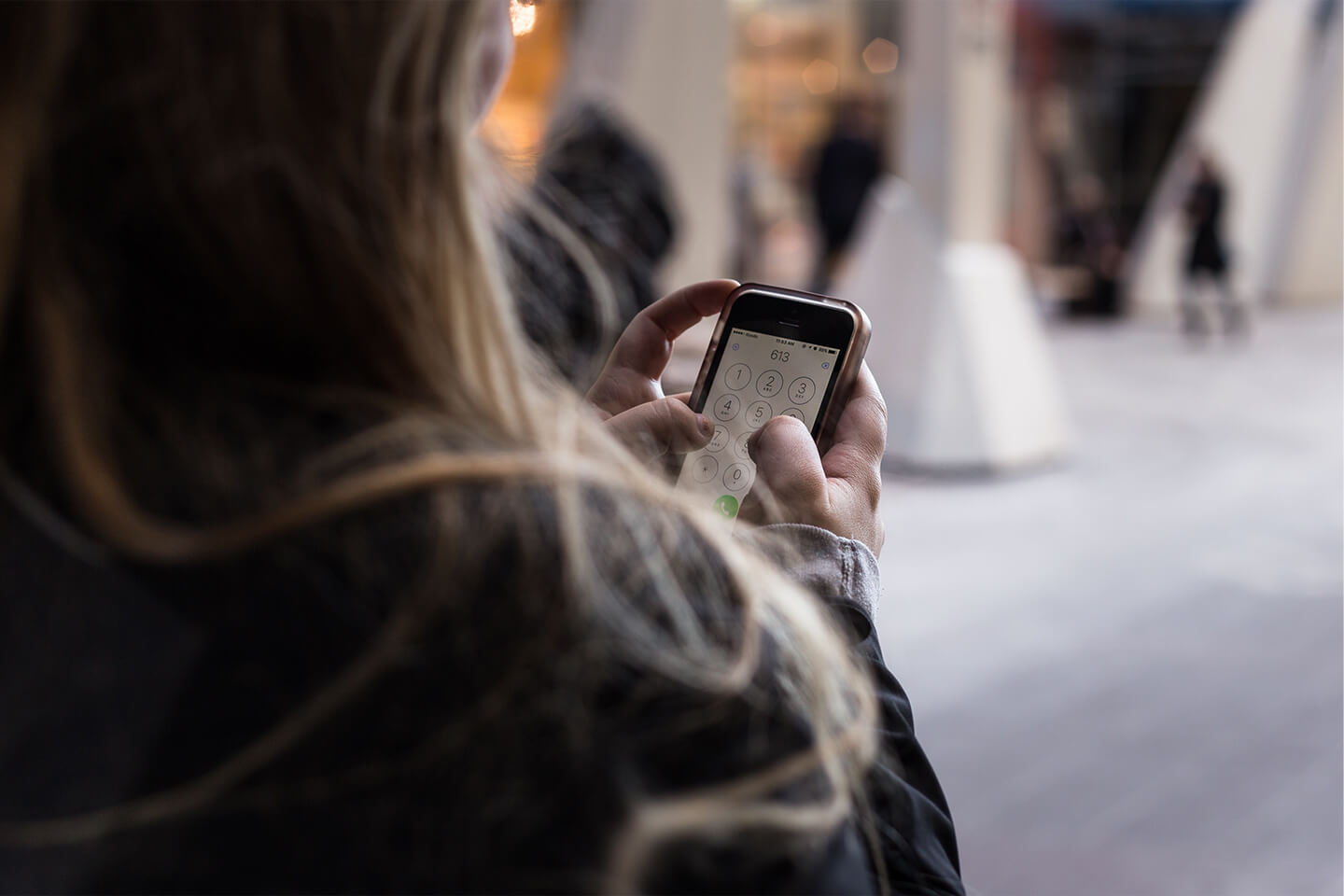 スマホを見る女性