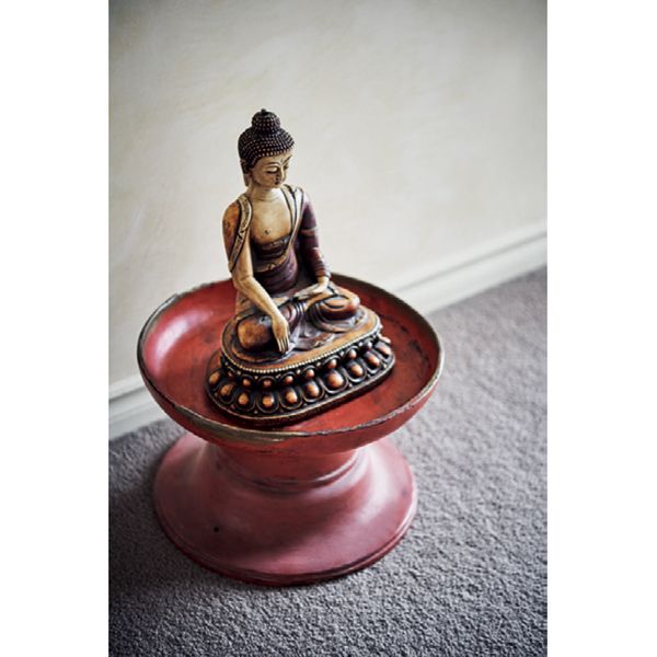ブータンで買った仏像と、タイで買った赤い台。好きなものが明確だと、旅の思い出を部屋に置いてもぴたりとはまります。