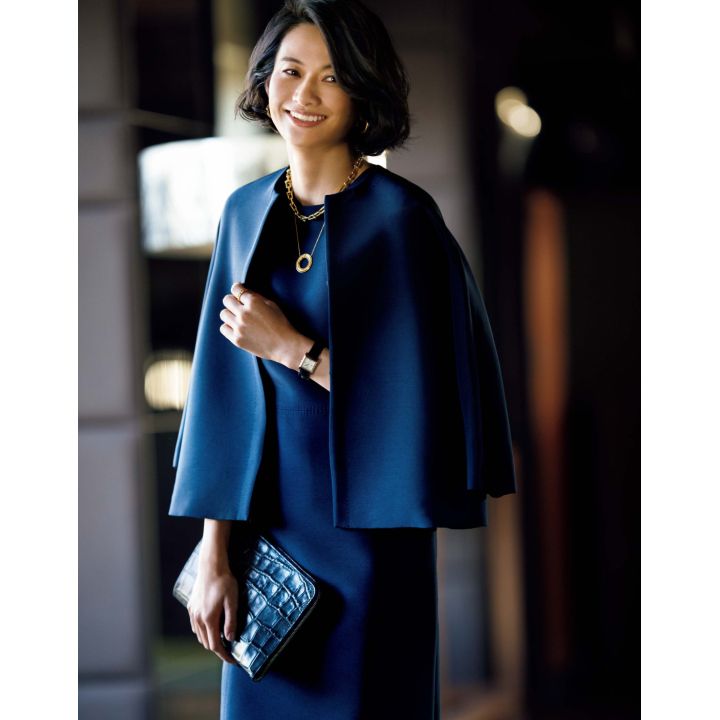 ジャケット・ワンピース(ミカコ ナカムラ 南青山サロン〈MIKAKO NAKAMURA〉)、ピアス・ネックレス/首元から・時計・リング(ティファニー・アンド・カンパニー・ジャパン・インク)、オーガナイザーケース(SANYO SHOKAI カスタマーサポート〈ポール・スチュアート〉) 撮影/水田 学(NOSTY) BY:『Precious2月号』小学館、2020年