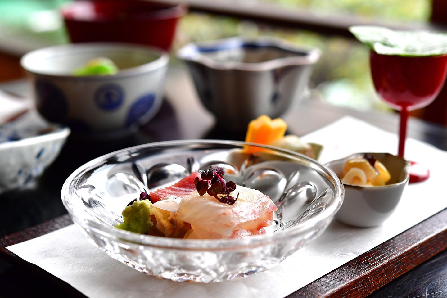 東京浅草にある料亭「茶寮一松」は旅気分を味わえます。門をくぐると緑豊かな庭、伝統技法で建てられた日本家屋は都会の喧騒を忘れさせてくれる。外国人も喜ぶこと間違いなし。