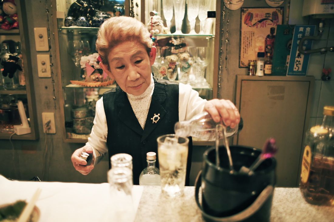 みどり大ママの胸元に光るブローチは、20年以上前に客からプレゼントされたもの