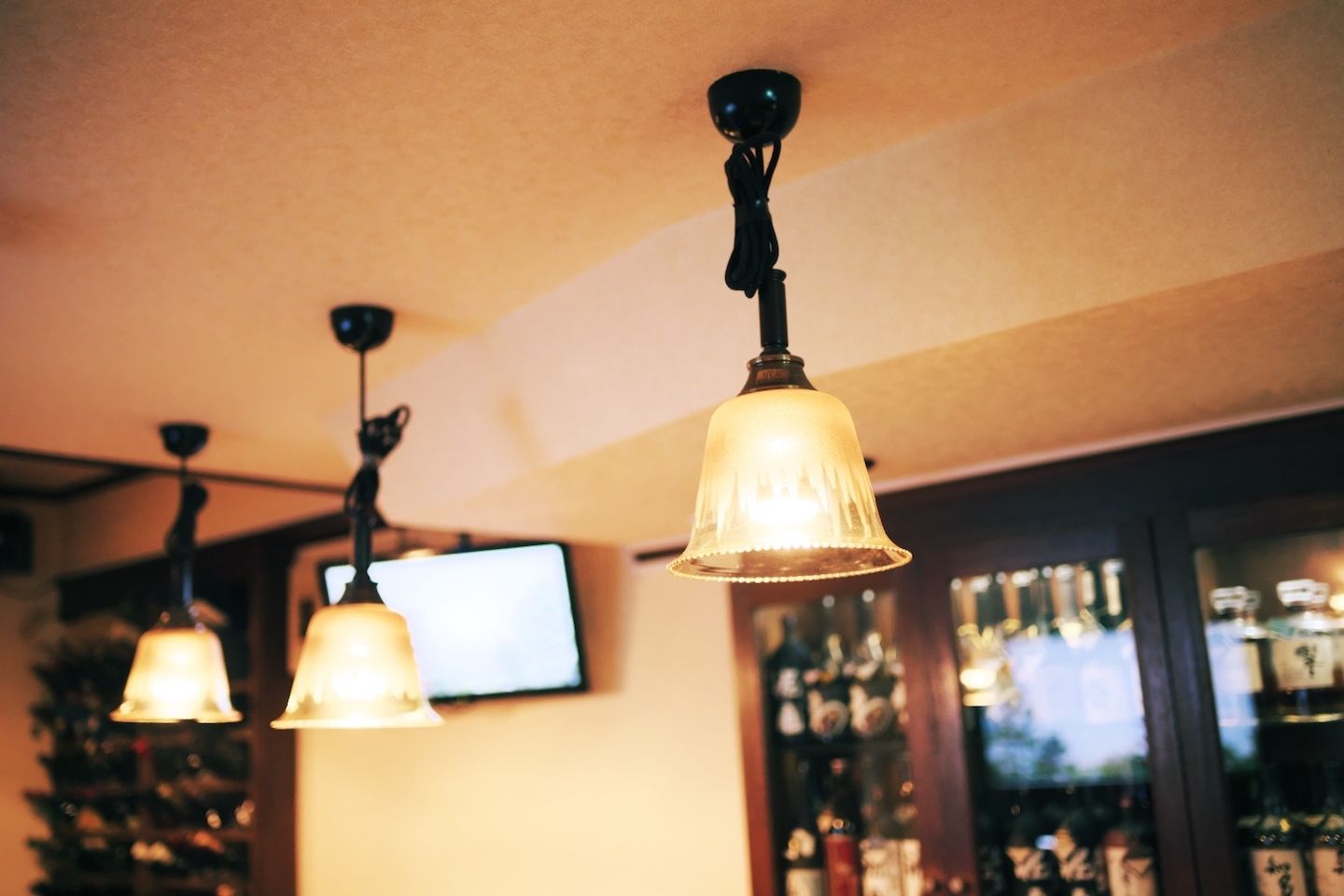 ランプシェードをはじめ、内装には少しクラシックなムードが漂う
