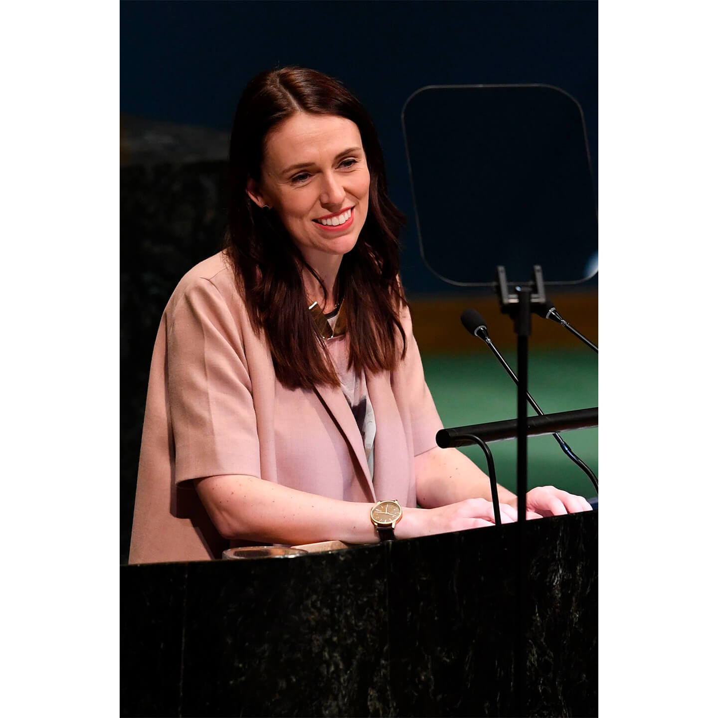 ピンクのシャツを着こなすJacinda Ardern(ジャシンダ・アーダーン)首相