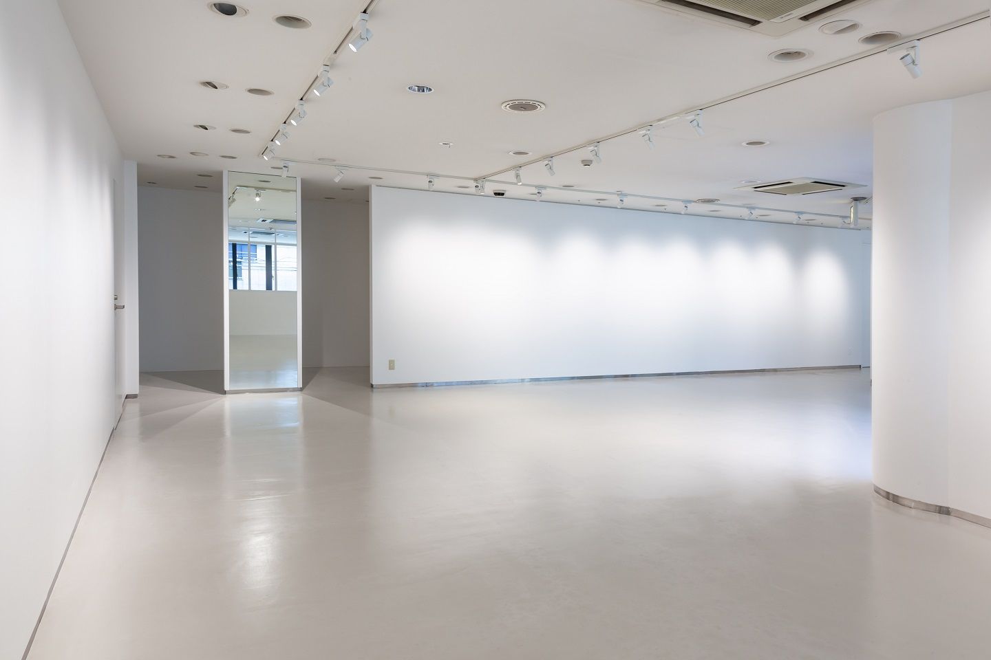 アーティストの世界観を広げやすい、広々とした空間の展示スペース。©Hiroyuki Arakawa