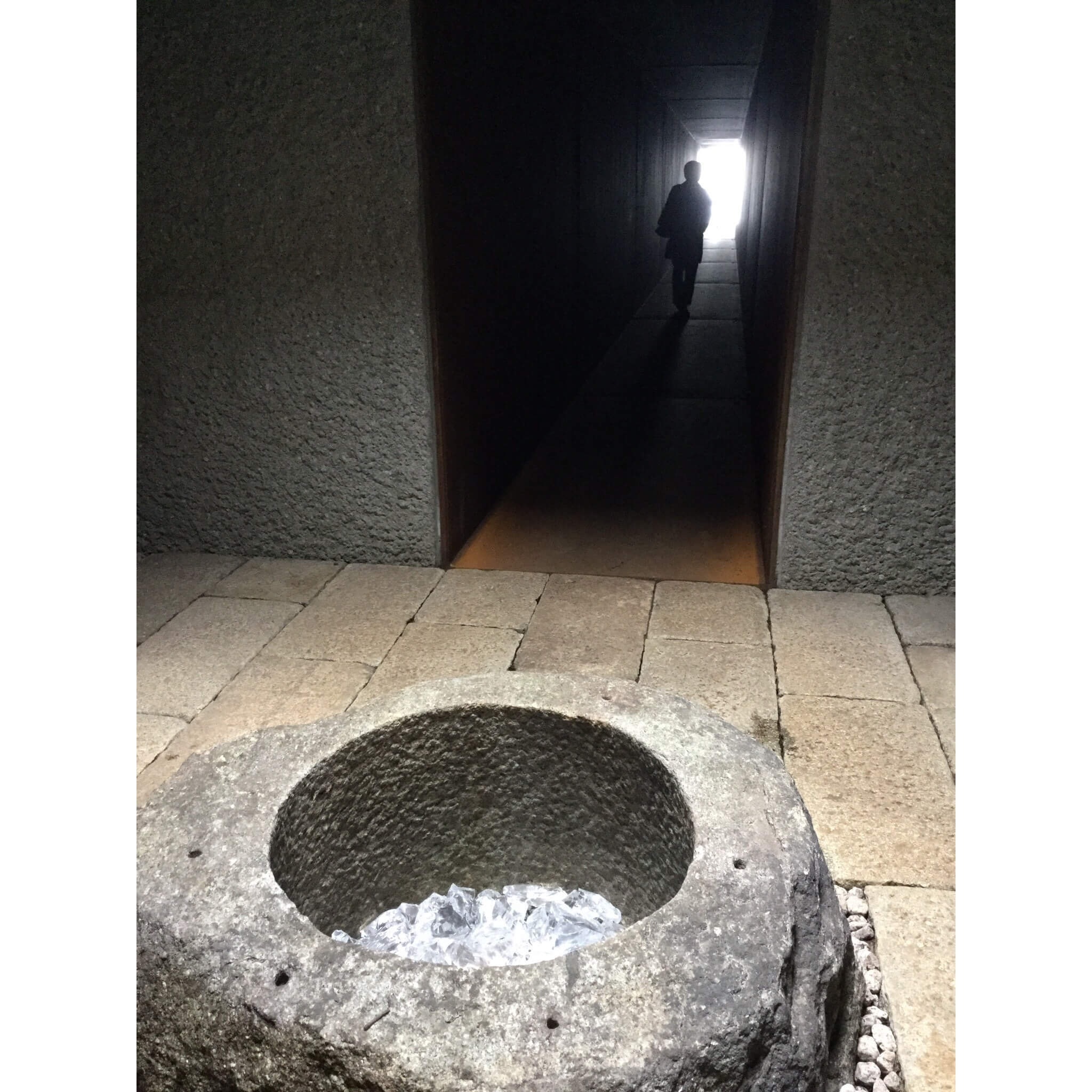 トンネルの中間地点には天井から光が入る場所があり、天の声が聞こえそうな幻想的気分に! まさに現代アートのテーマパーク!
