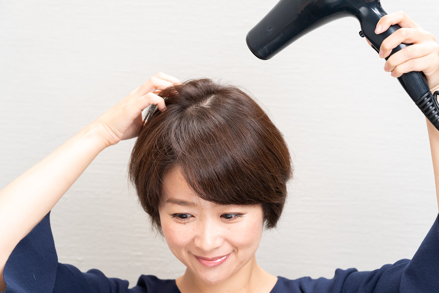 ドライヤーの位置が重要。つぶれやすい部分の真上から風があたるようにすること。