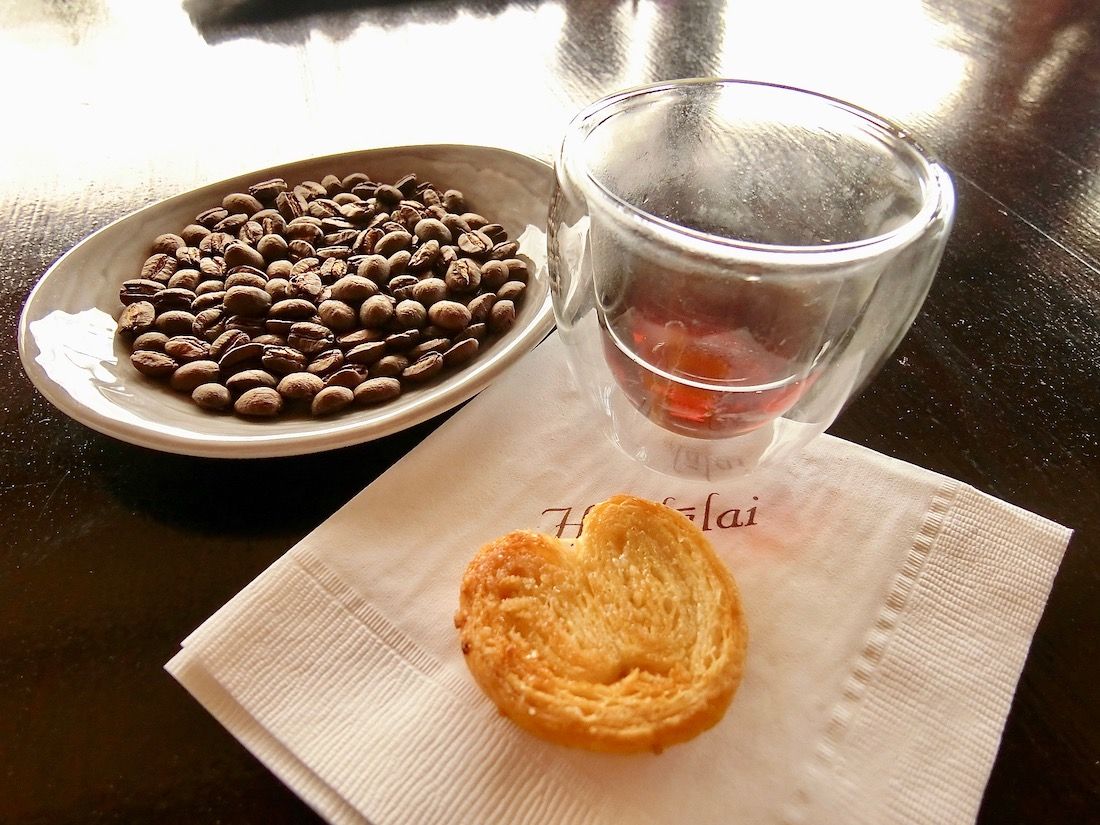 それぞれのコーヒーに合わせたプチフールが提供される