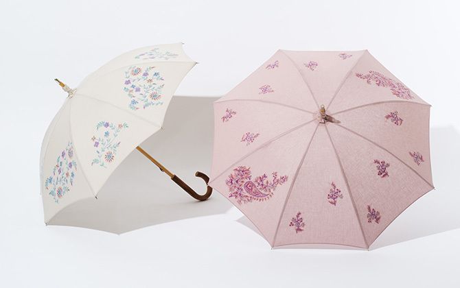 日傘(右)¥43,200(左)¥48,600(ともに税込・限定発売)
