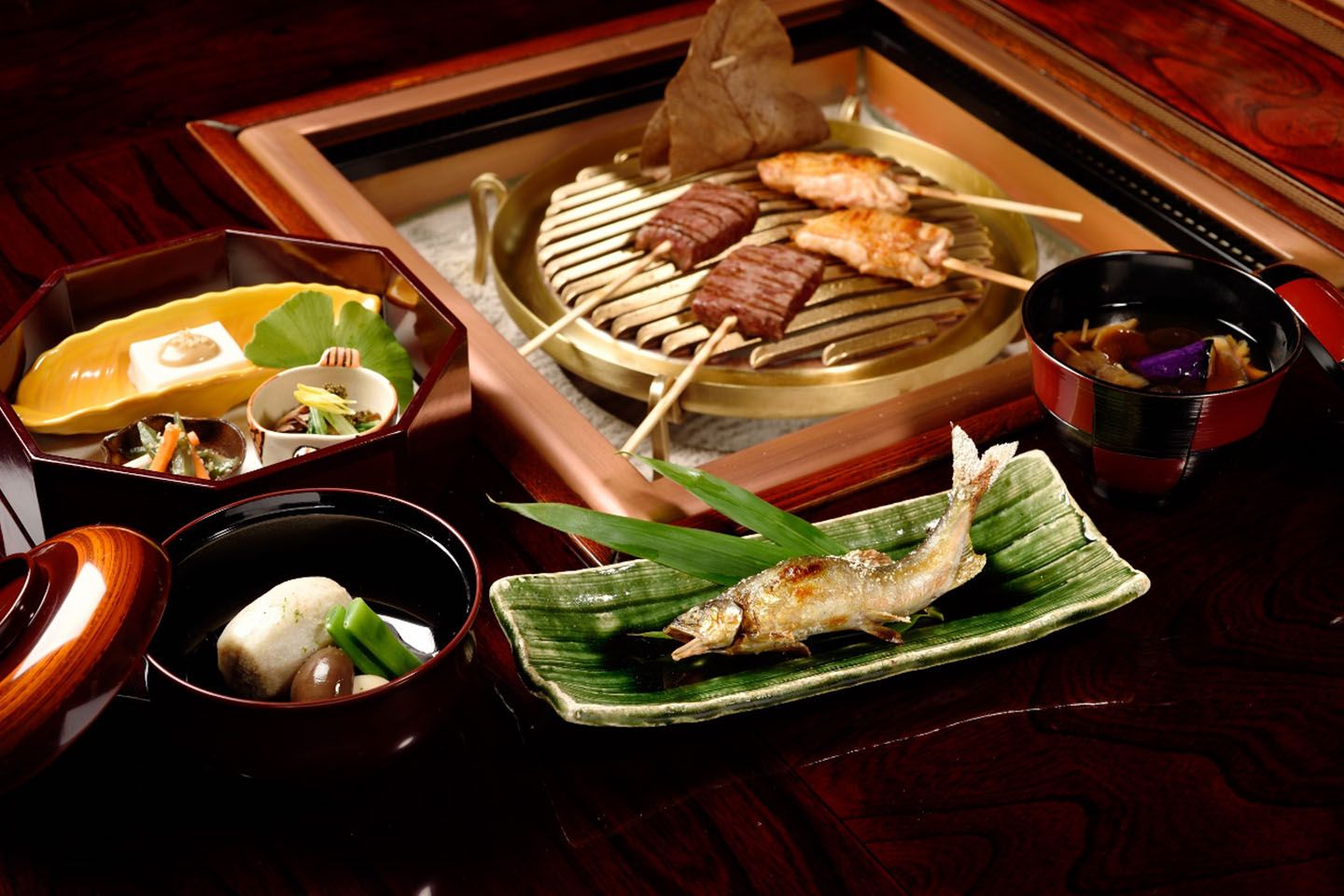 「いろり炭火焼 牛鶏コース」¥8,860(税込、サービス料別)
