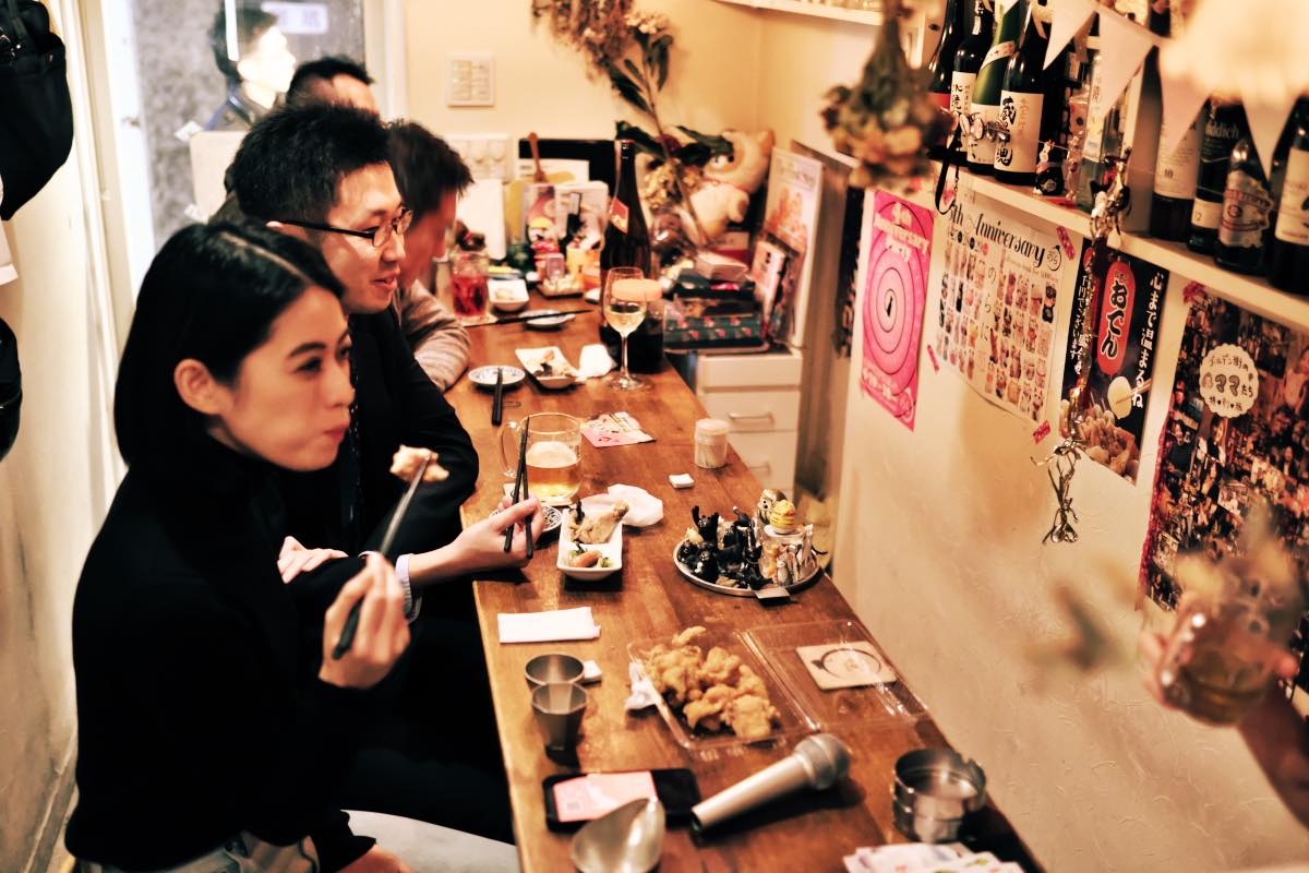 料理は隣の店からデリバリーしてもらえる