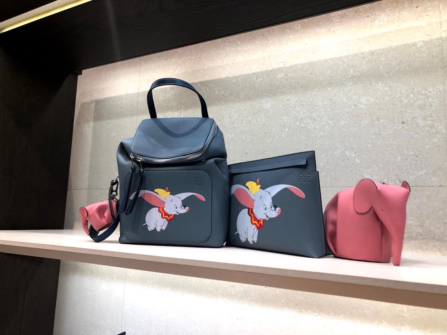 カサ ロエベ 表参道店に陳列されたダンボたちと象モチーフのレザー小物。ダンボが入ったTシャツやトレーナー、ブラウスなどのアパレルも充実!