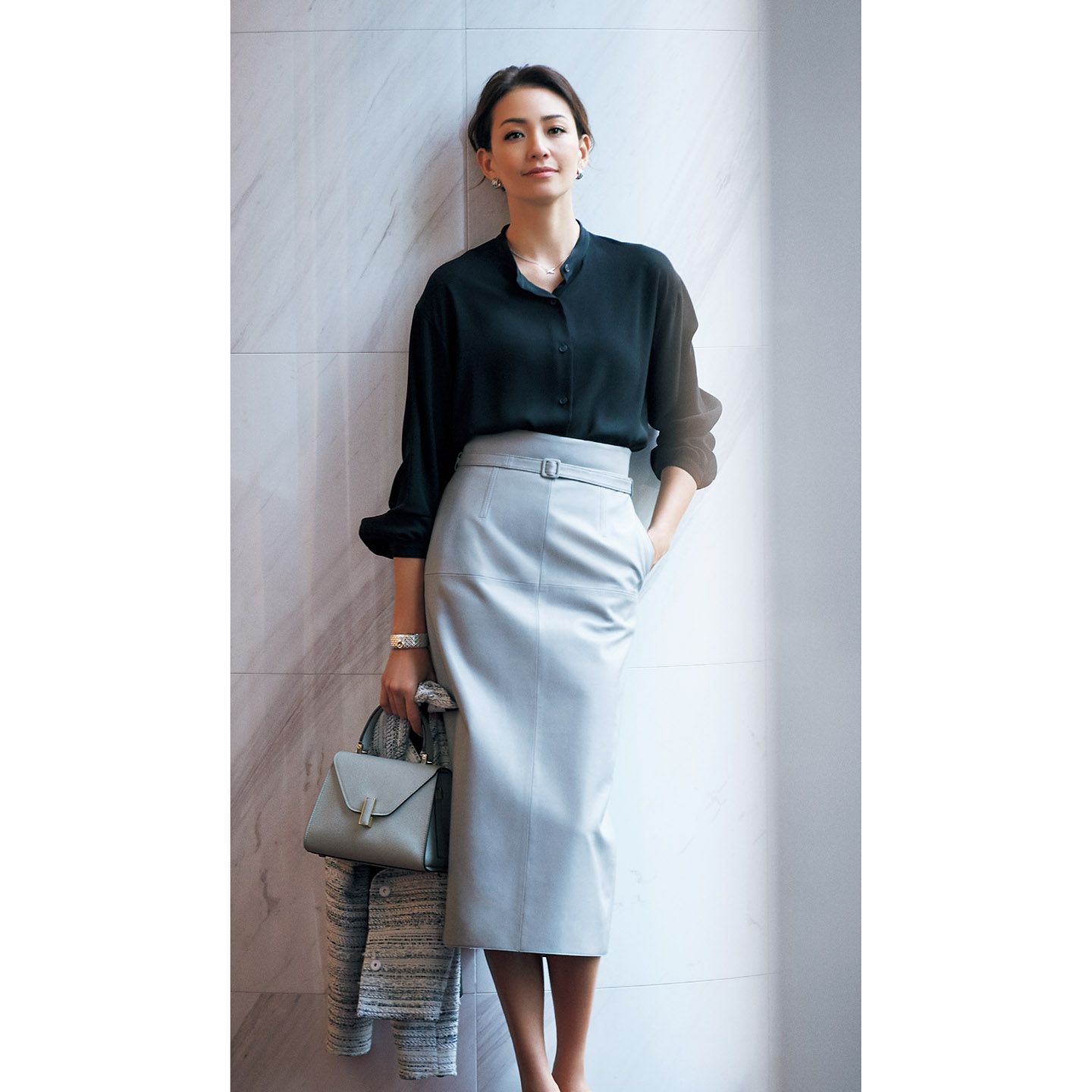 スカート¥78,000(ebure)、ブラウス¥24,000(レキップ)、ジャケット¥52,000(ADORE)、ピアス¥1,070,000・ネックレス¥200,000・バングル¥90,000(モーブッサン ジャパン)、バッグ¥295,000(ヴァレクストラ・ジャパン)
