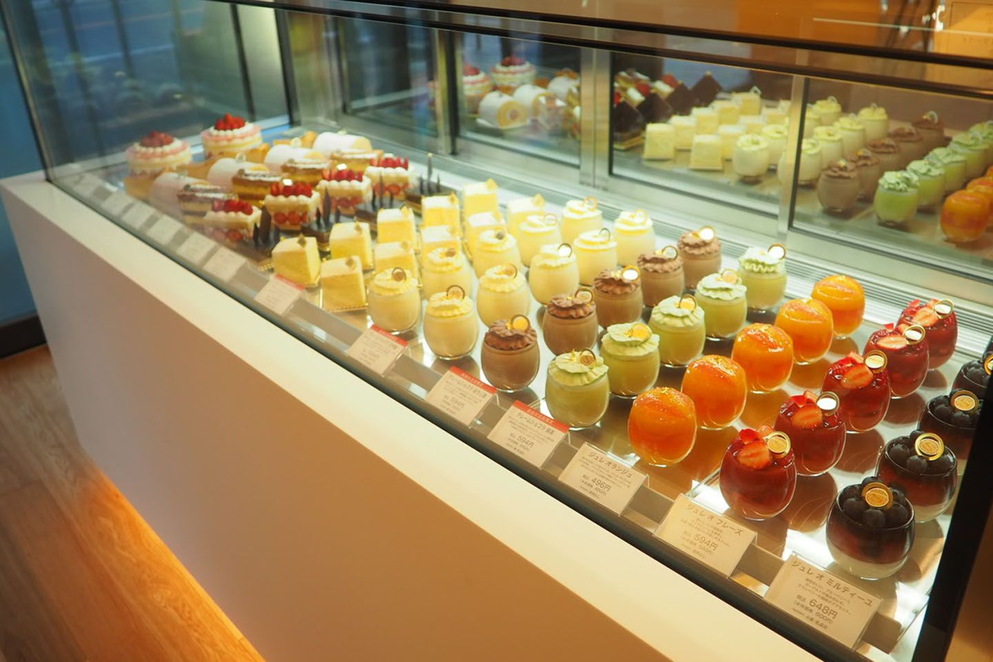 生ケーキのショーケースは店舗入ってすぐ左側。